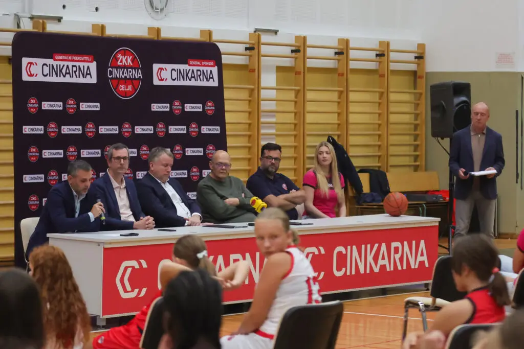 Novinarska konferenca s predstavniki kluba, pokrovitelja in košarkaricami.