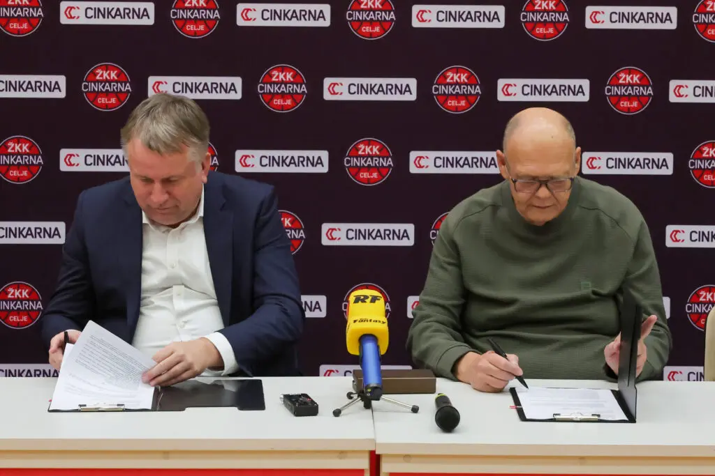 Podpis pogodbe med predstavnikoma kluba in generalnega pokrovitelja.