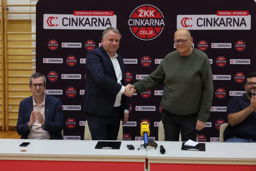 Rokovanje predstavnikov kluba in pokrovitelja po podpisu pogodbe.