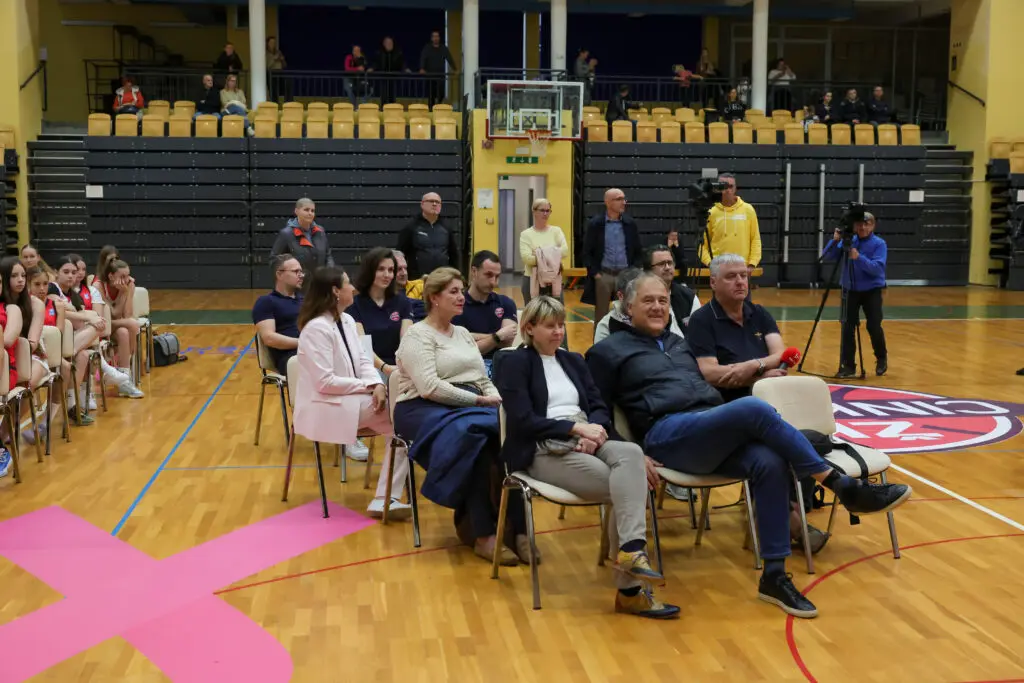 Gostje in novinarji v dvorani med predstavitvijo kluba.