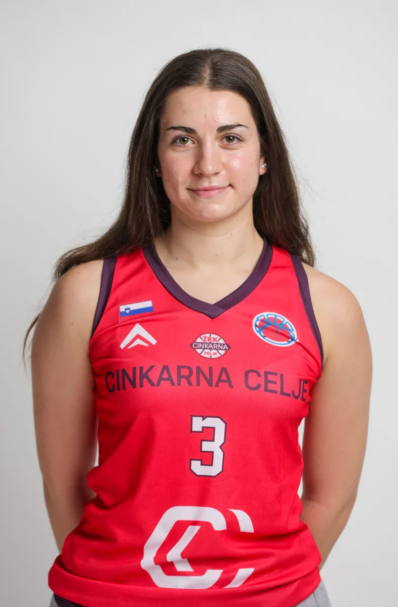 Portret igralke Anja Močnik