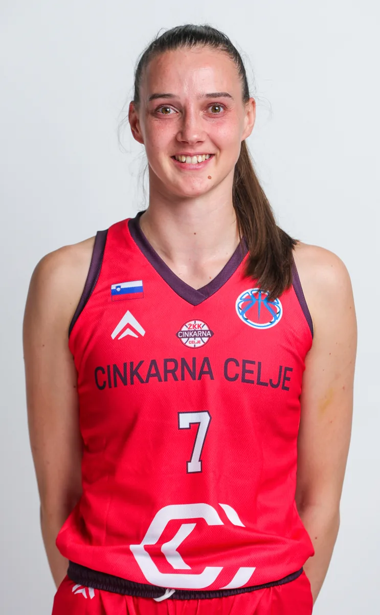 Portret igralke Maruša Seničar