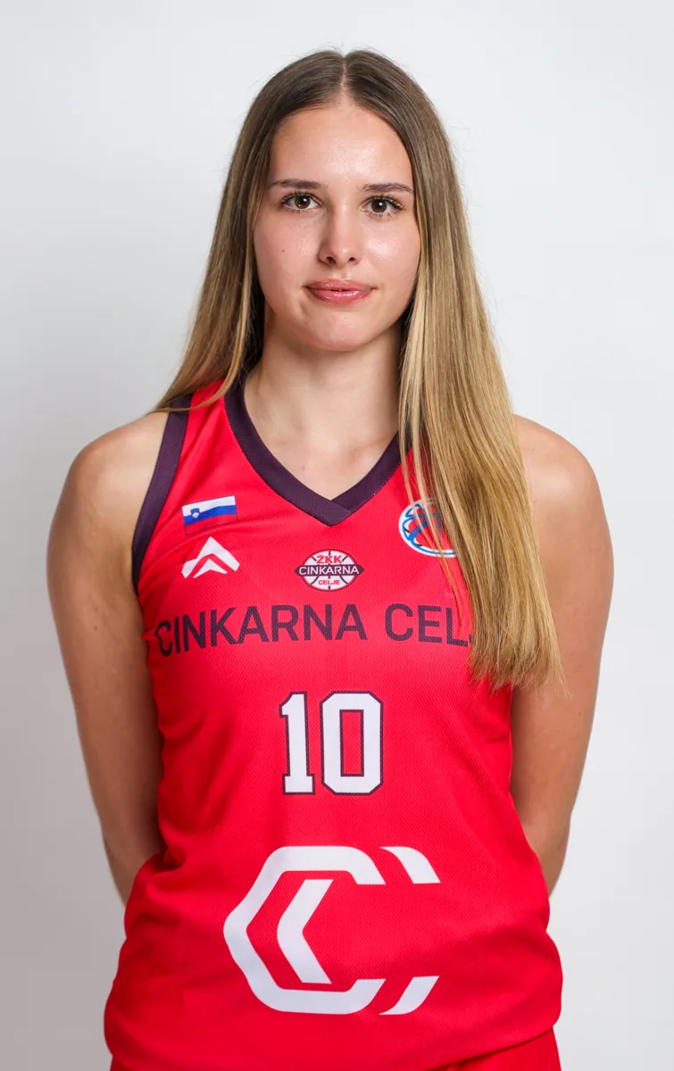 Portret igralke Tara Jazbec