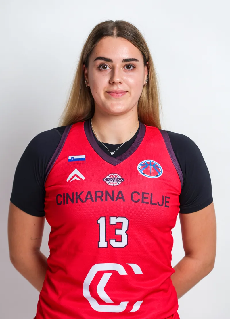 Portret igralke Nika Blagus