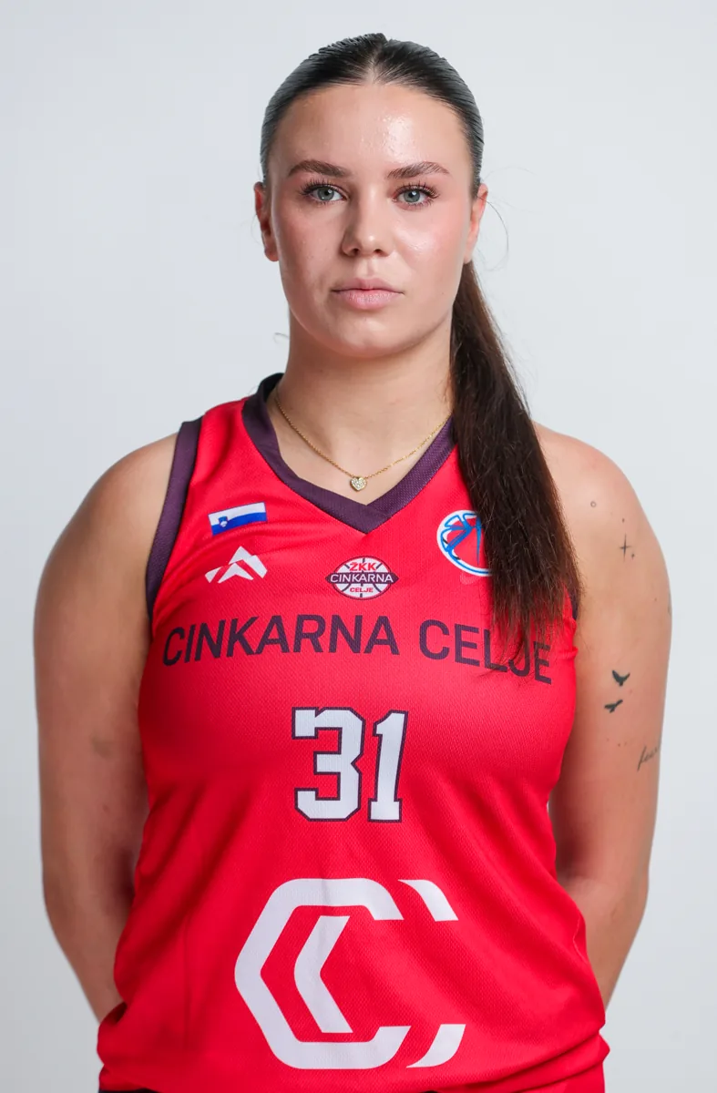Portret igralke Živa Mišjak Cujnik