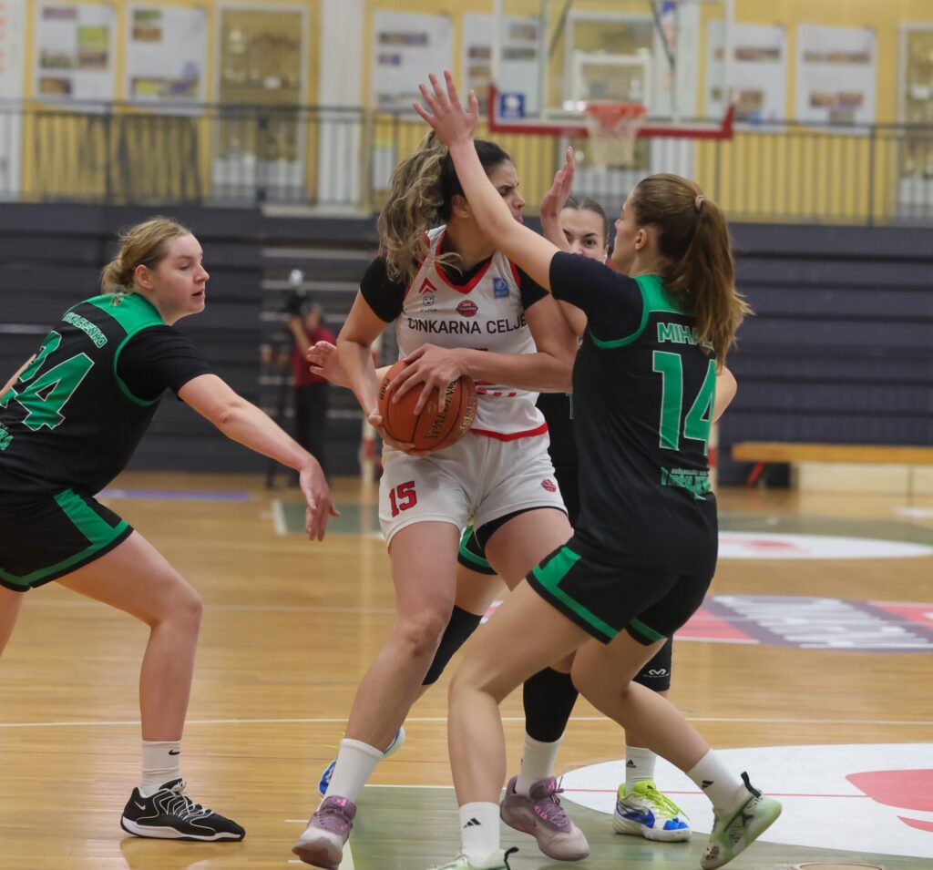 Raneem Elgedawy v dvoboju pod košem